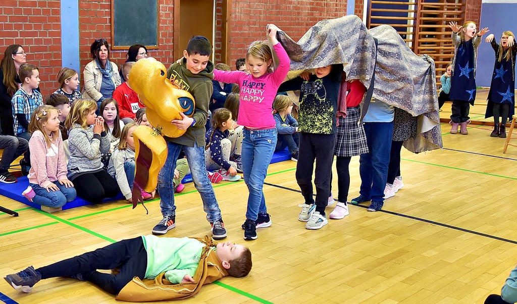 Während Toni Mann (liegend) Pamino spielte, wurde die große Schlange von mehreren Kindern dargestellt.
