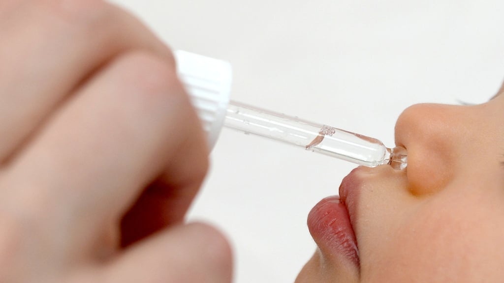 Ob Kinder oder Erwachsene: Wer Nasentropfen nimmt, sollte den Kopf in den Nacken legen und während des Einträufelns einatmen.