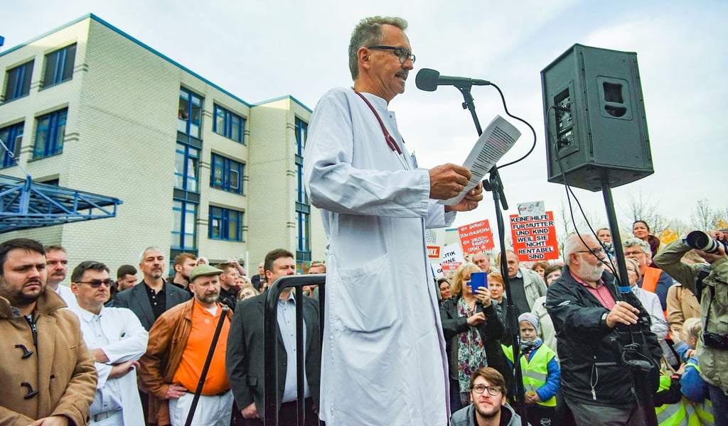 Bei den Protesten gegen die Schließung von Geburten- und Kinderstation in Zeitz im Jahr 2019 stand Dr. Jörn Röhler bereits in der ersten Reihe.
