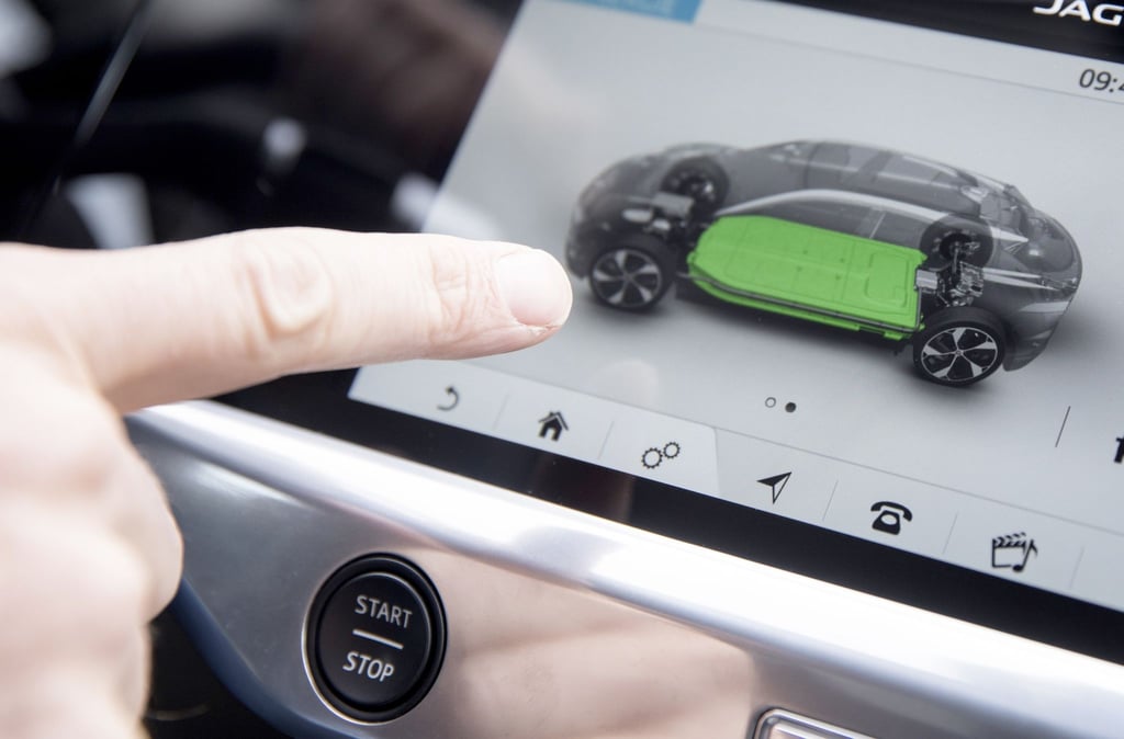 Geballte Ladung? Das E-Auto mit vollem Akku längere Zeit zu parken, tut dem Stromspeicher nicht gut.