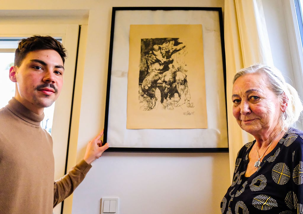 Aron Boks und seine Großmutter Bärbel Bültemann vor einer Sitte-Lithografie in ihrer Wernigeröder Wohnung. Sie stellen gemeinsam ein Buch über ihren berühmten Verwandten vor.