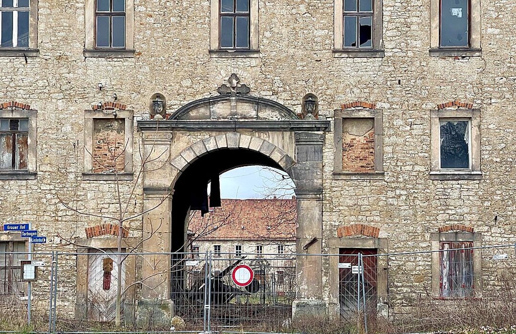 Das in Privatbesitz befindliche historische Torbogenhaus im Ortsteil Adersleben der Stadt Wegeleben scheint dem Verfall preisgegeben zu sein.