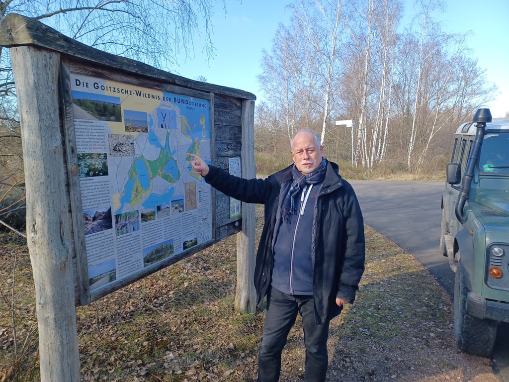 BUND-Projektleiter Ralf Meyer an der Übersichtskrate der Goitzsche -Wildnis.