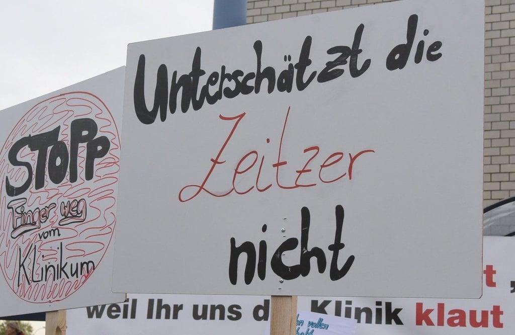 Plakate und Schilder, wie hier 2019, sind auch bei den kommenden Protesten gegen die geplante Schließung von Kinderstation und Geburtenhilfe im Zeitzer Klinikum wieder erwünscht.