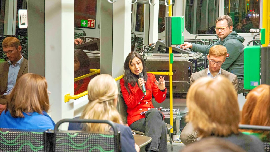 Sozialdezernentin Eter Hachmann gibt Auskunft beim Straßenbahntalk der Wirtschaftsjunioren.