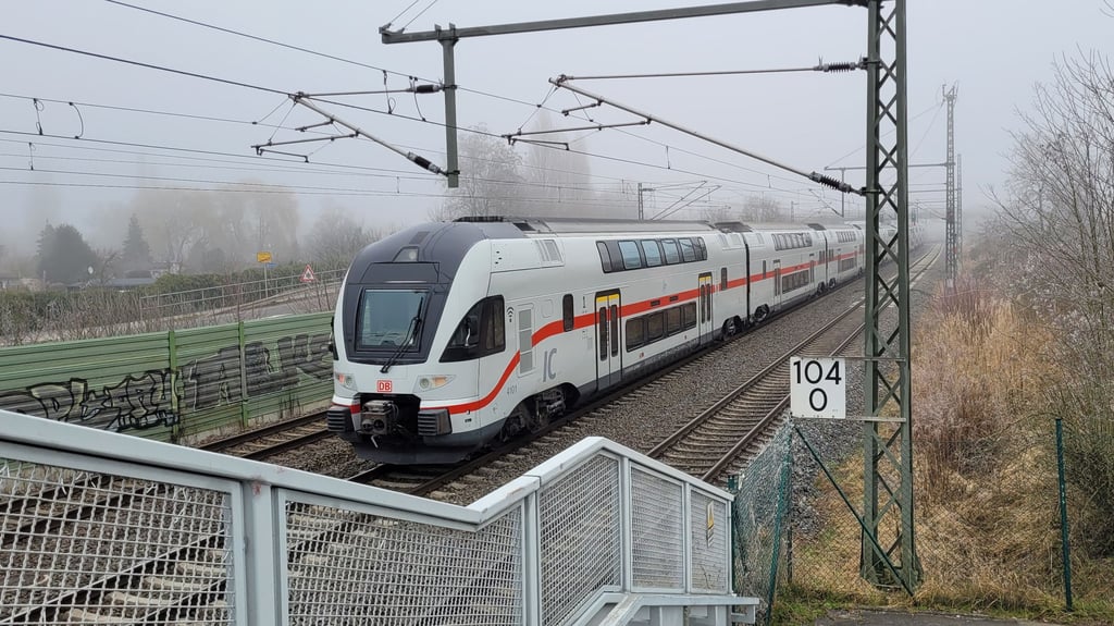 Auf Höhe des Vorbahnhofs in Stendal ist ein Zug mit einem Fernseher zusammengestoßen.