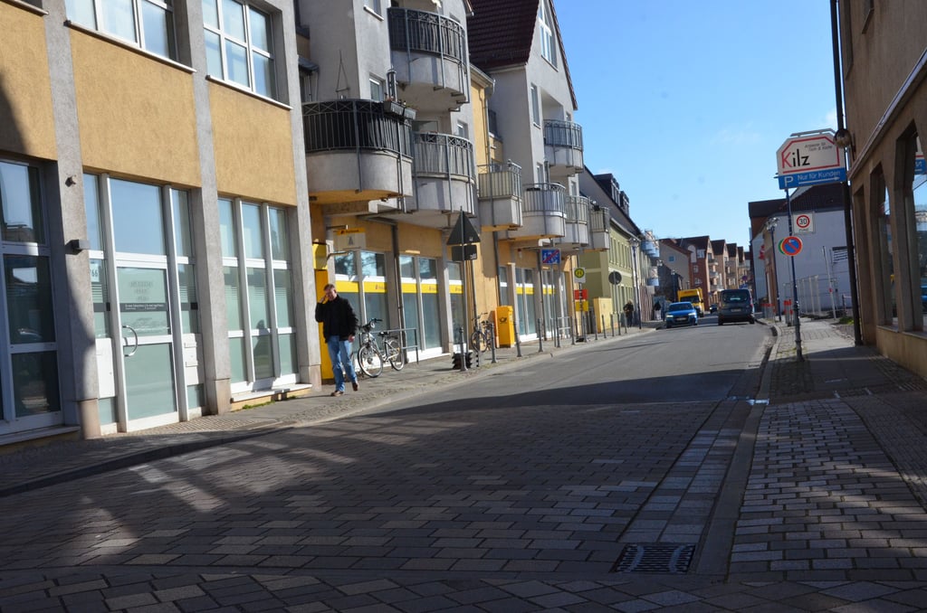 Der Übergang vom Markt in die Steinstraße ist für einen Schönebecker womöglich eine Gefahrenquelle für Fußgänger. Gerade der Bereich der Urologiepraxis ist nach seiner Einschätzung gefährlich.