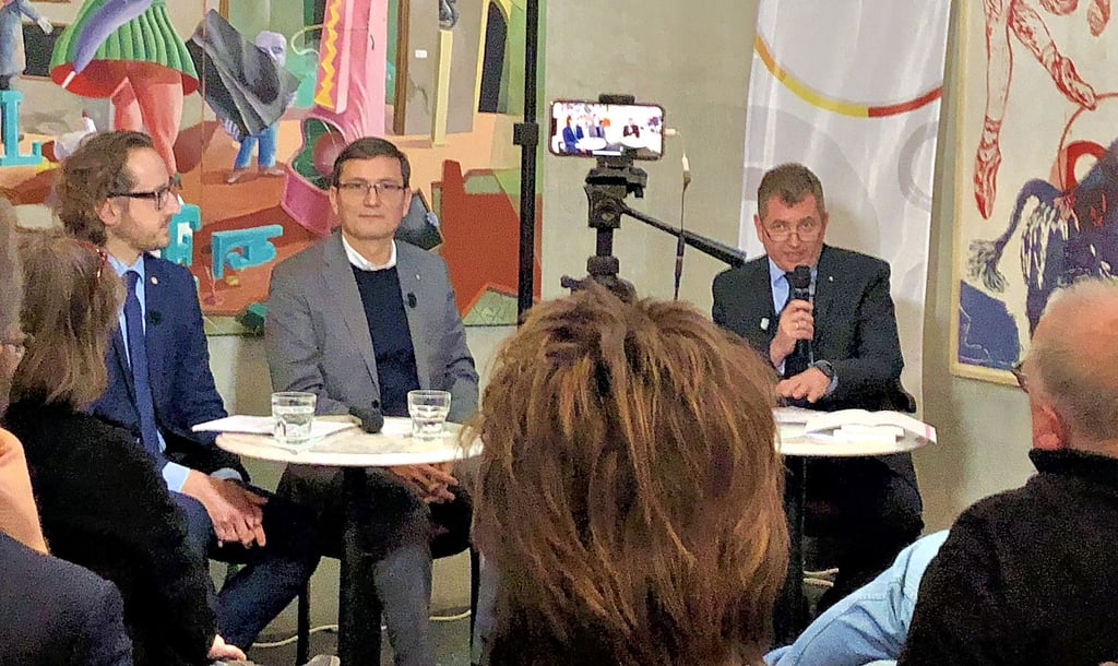 Sirko Scheffler moderierte die Podiumsdiskussion unter dem Titel „Wie Stadt und Land die Zukunft gestalten“ mit Sebastian Müller-Bahr (l.) und Sven Czekalla (2.v.l.) am Dienstag in der Sitte-Galerie.
