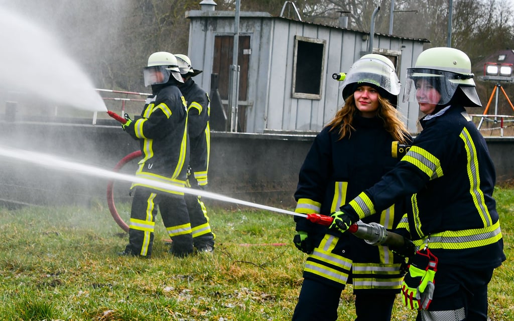 Der zweite Tag der aktuellen Truppmannausbildung bei der Stadtfeuerwehr Havelberg führte die angehenden Kameraden nach Nitzow. Dort wurde am Havelufer der Löscheinsatz geübt. Jasmin Krause schaut, ob Luca Joshua Brandenburg alles richtig macht.