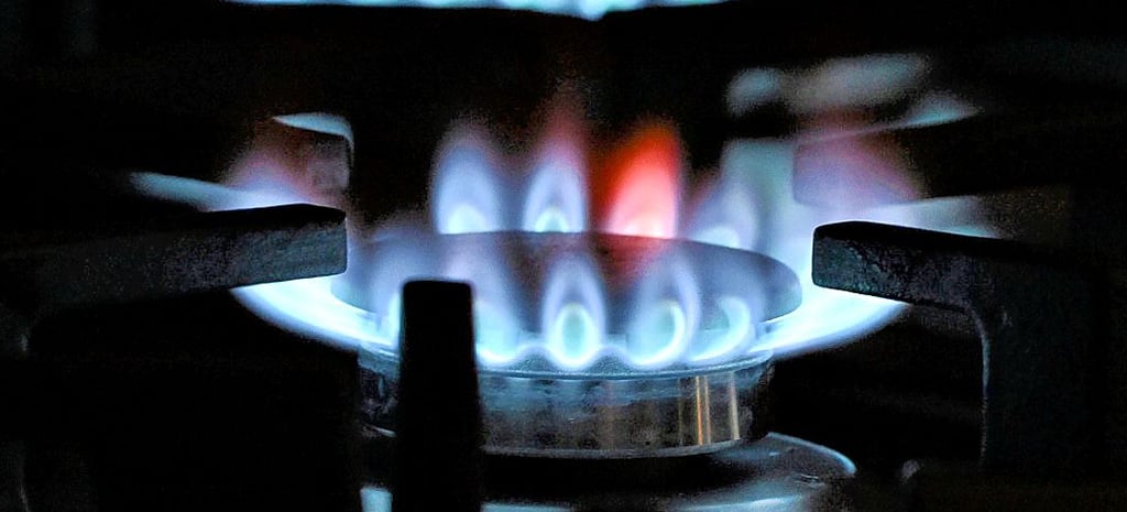 Flammen sind an einem Gasherd zu sehen. Mitte des Jahres sollen auch in Burg die Preise sinken.