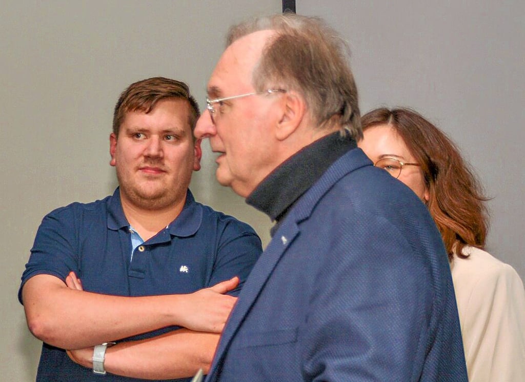 Sachsen-Anhalts Ministerpräsident Reiner Haseloff (rechts) hat die Gemeinschaftsschule in Wanzleben besucht und kam dabei mit dem Schulleiter Steffen Armgart (links), Lehrern und dem Vorsitzenden der CDU-Landtagsfraktion, Guido Heuer (2. v. l.), ins Gespräch.