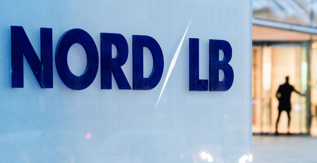 Ein Mann betritt die Norddeutsche Landesbank (NordLB) in Hannover.