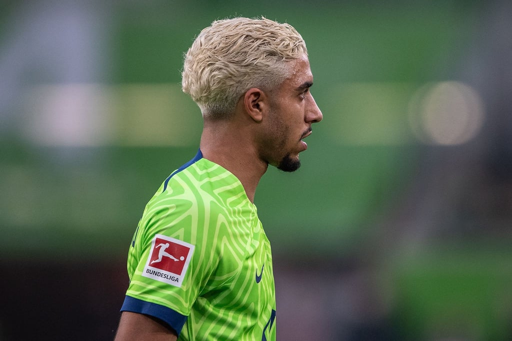 Omar Marmoush steht auf dem Feld.