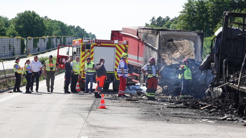 Bei diesem Unfall im Juli fuhr ein Lkw auf der A2 bei Burg in Sachsen-Anhalt auf ein Stauende. Getötet wurde zum Glück niemand, doch es gab mehrere Verletzte.