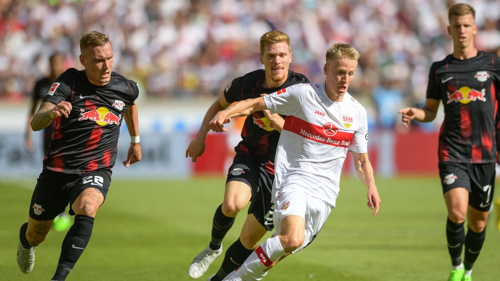 Nur selten gemeinsam auf Balljagd: David Raum (l.) und Teamkollege Marcel Halstenberg (2.v.l.).