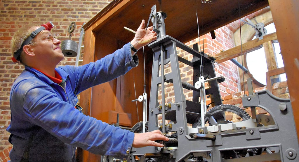 Thomas Scholz aus Finsterwalde hat sich als Fachmonteur für Turmuhren und Glockenanlagen um die Turmuhr im Schloss Wernigerode gekümmert.