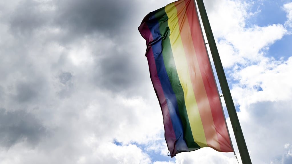 Die Regenbogenfahne steht für Vielfalt und gilt als ein Zeichen gegen Diskriminierung von queeren Menschen.