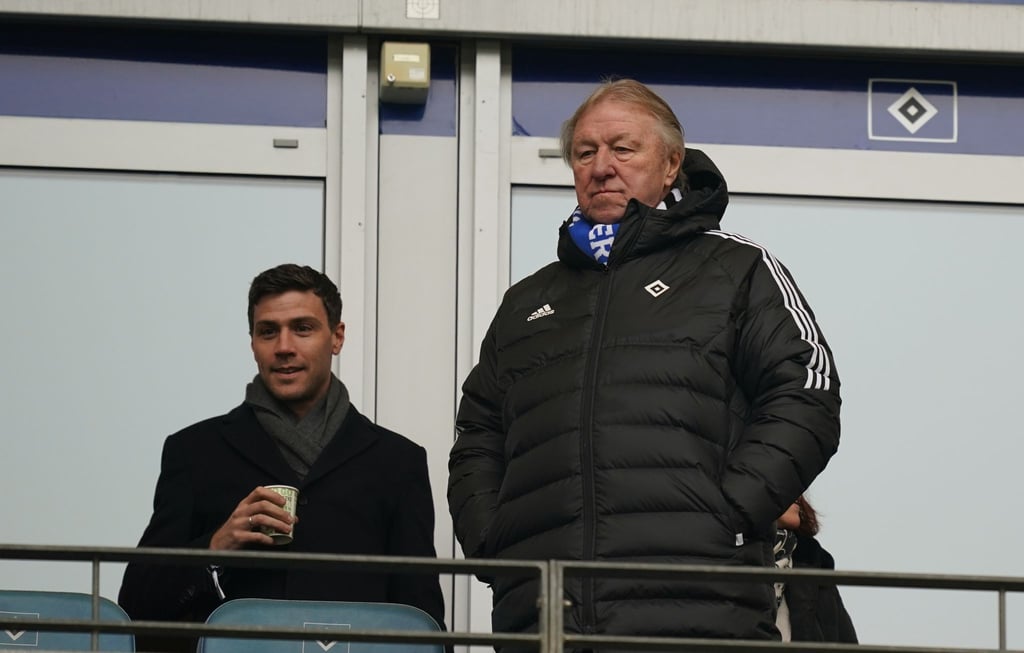 Hamburger Hamburgs Horst Hrubesch, Direktor Entwicklung, steht auf der Tribüne.