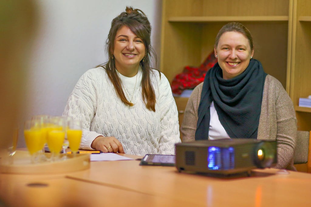 Stephanie Weinstein (l.) und Ann-Kristin Staude (r.) erläuterten bei einer Infoveranstaltung ihr Vorhaben für Meuschau.