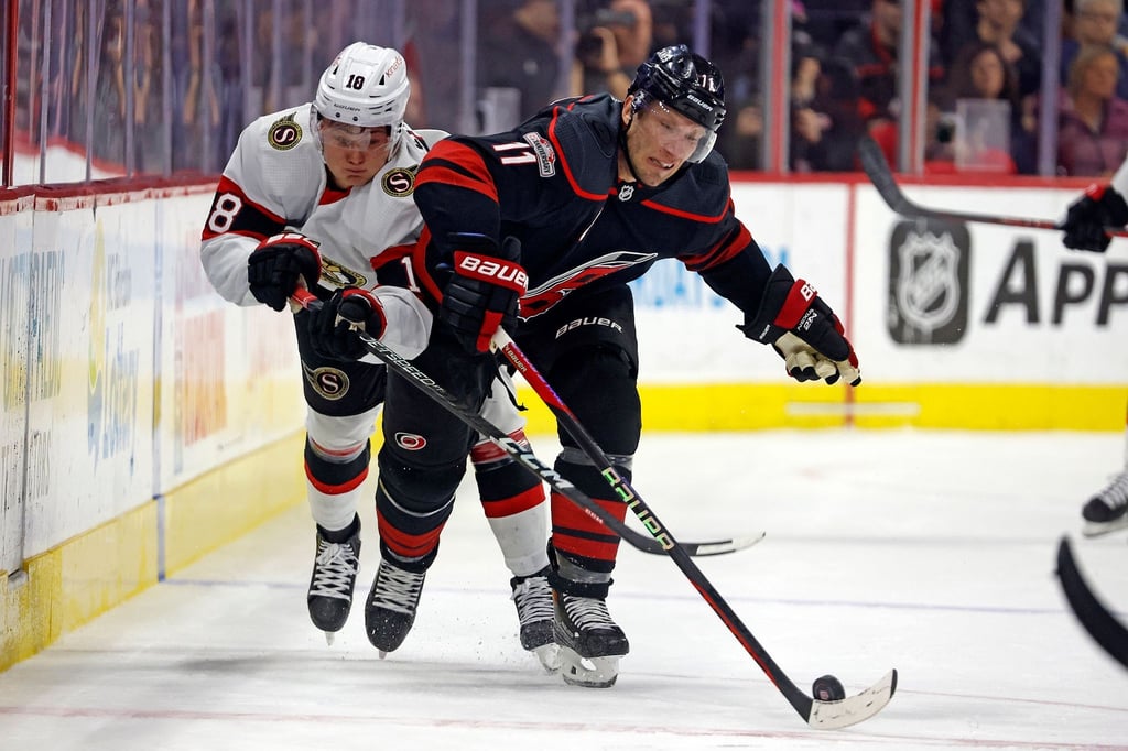 Jordan Staal (r) von den Carolina Hurricanes beschützt den Puck vor Tim Stützle.