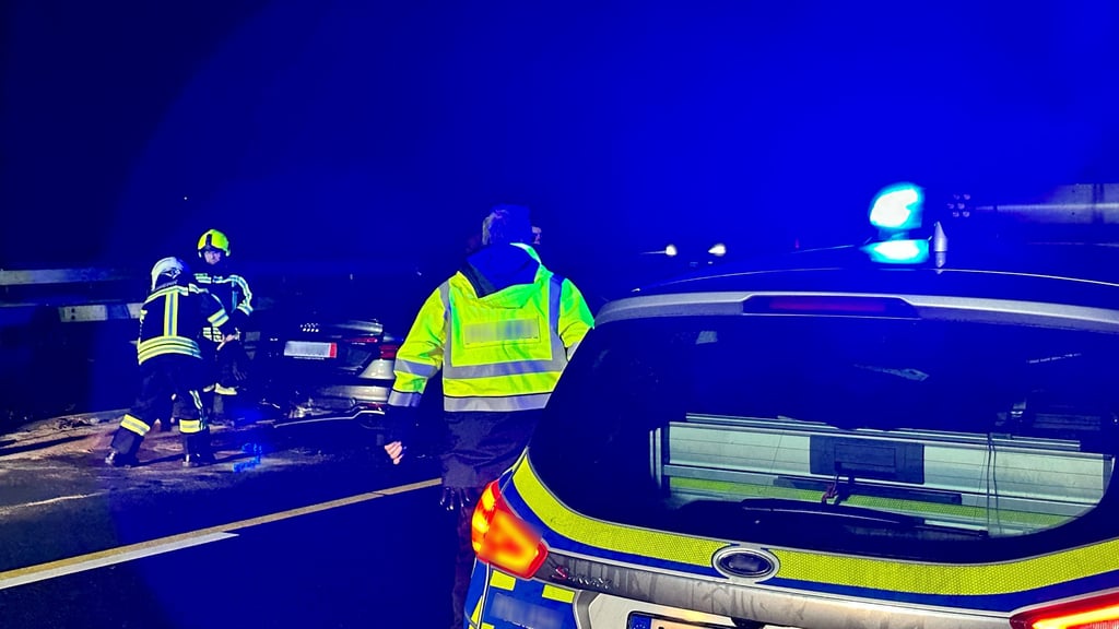 Feuerwehrleute stumpften die Fahrbahn ab, auf die ausgelaufene Betriebsstoffe geflossen waren.