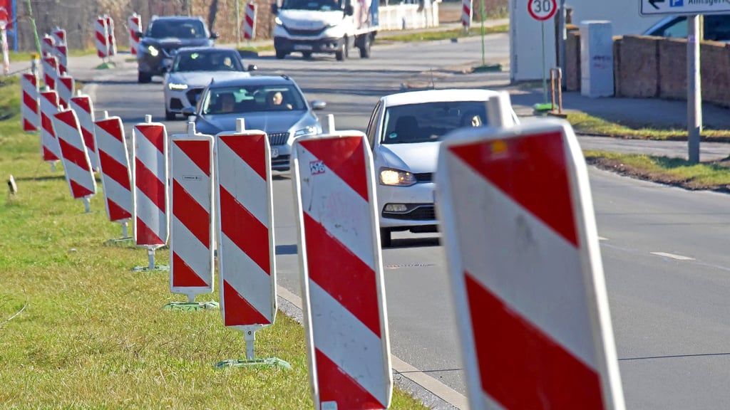 Die Ermslebener Straße in Aschersleben wird grundhaft ausgebaut. Die ersten Schilder stehen schon.