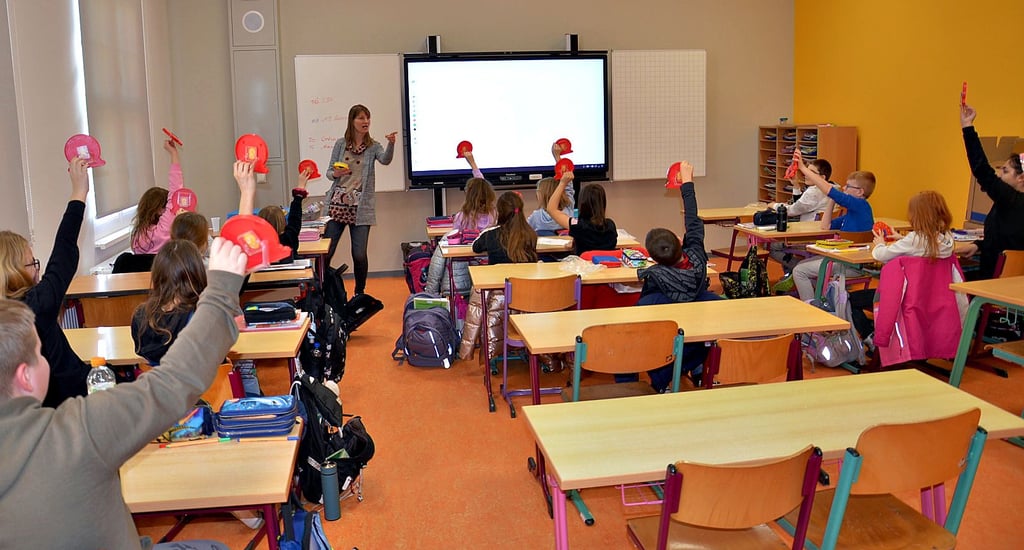 Endlich wieder Unterricht in der Uhlandschule in Staßfurt – hat hier die 4b bei Kati Grünig in sanierten und „fröhlich-farbenfrohen Räumen“. Und in absehbarer Zeit folgt auch noch neues Mobiliar.