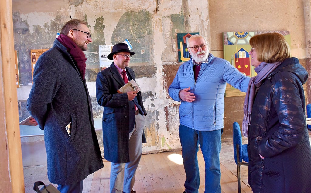 Museumsleiter Mirko Gutjahr und Stiftungsvorstand Thomas T. Müller mit Rüdiger Seidel und Angelika Klein (von links) im einstigen Synagogensaal.