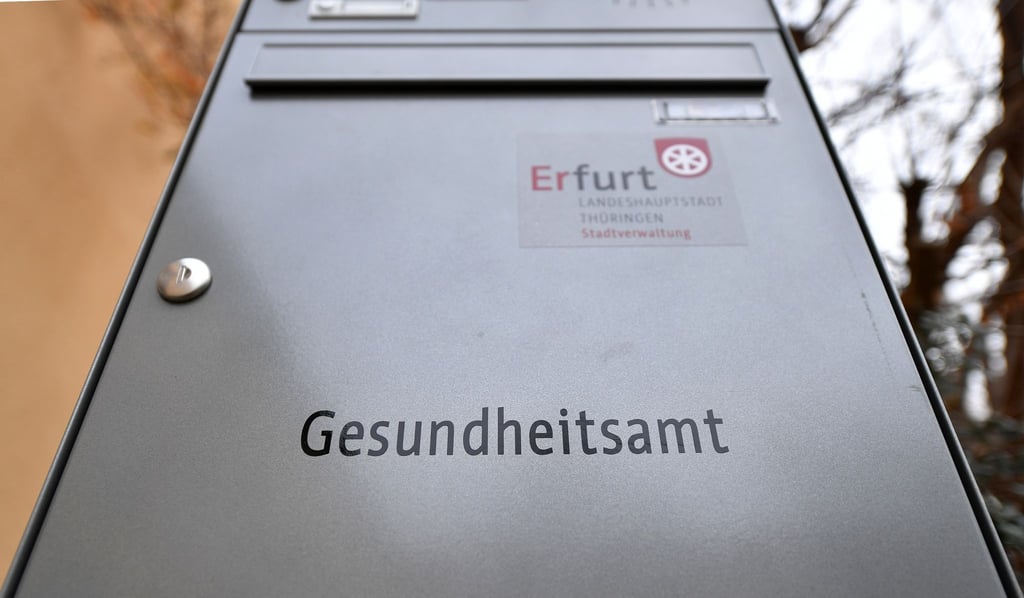 Der Briefkasten mit der Aufschrift "Gesundheitsamt" in der Landeshauptstadt.