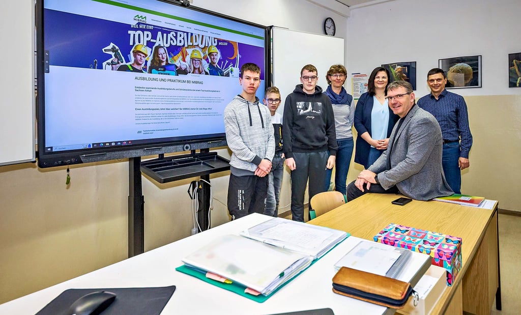 Luka Toni Neuber, Julian Böhm und Cedric Ringelhan, die besten Läufer beim Sponsorenlauf, Lehrerin Angela Zabel sowie Anja Michael und Steffen Redlich (stehend von links nach rechts) von der Mibrag gemeinsam mit dem Schulleiter Holger Schmidt (sitzend) vor der neuen Tafel. Mehr als 5.000 Euro hat die Computertafel für die Zeitzer Sekundarschule Am Schwanenteich gekostet.
