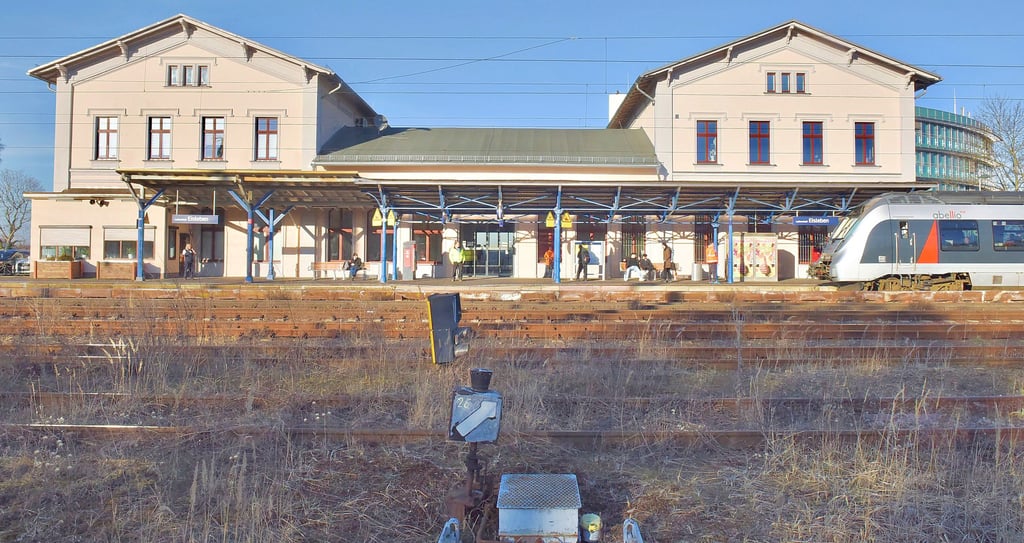 Insgesamt sieben Gleise sollen im Bahnhof Eisleben erneuert werden. Das Bahnhofsgebäude ist bereits vor einigen Jahren saniert worden.