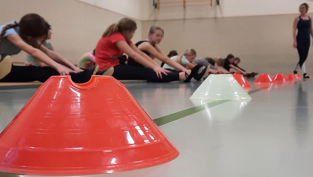 Der Verein TV Popcorn bietet in Stendal erstmals wieder Geräteturnen an. In der Sporthalle der Grundschule Nord trainiert Charline Schramm Kinder im Alter von sechs bis elf Jahren.