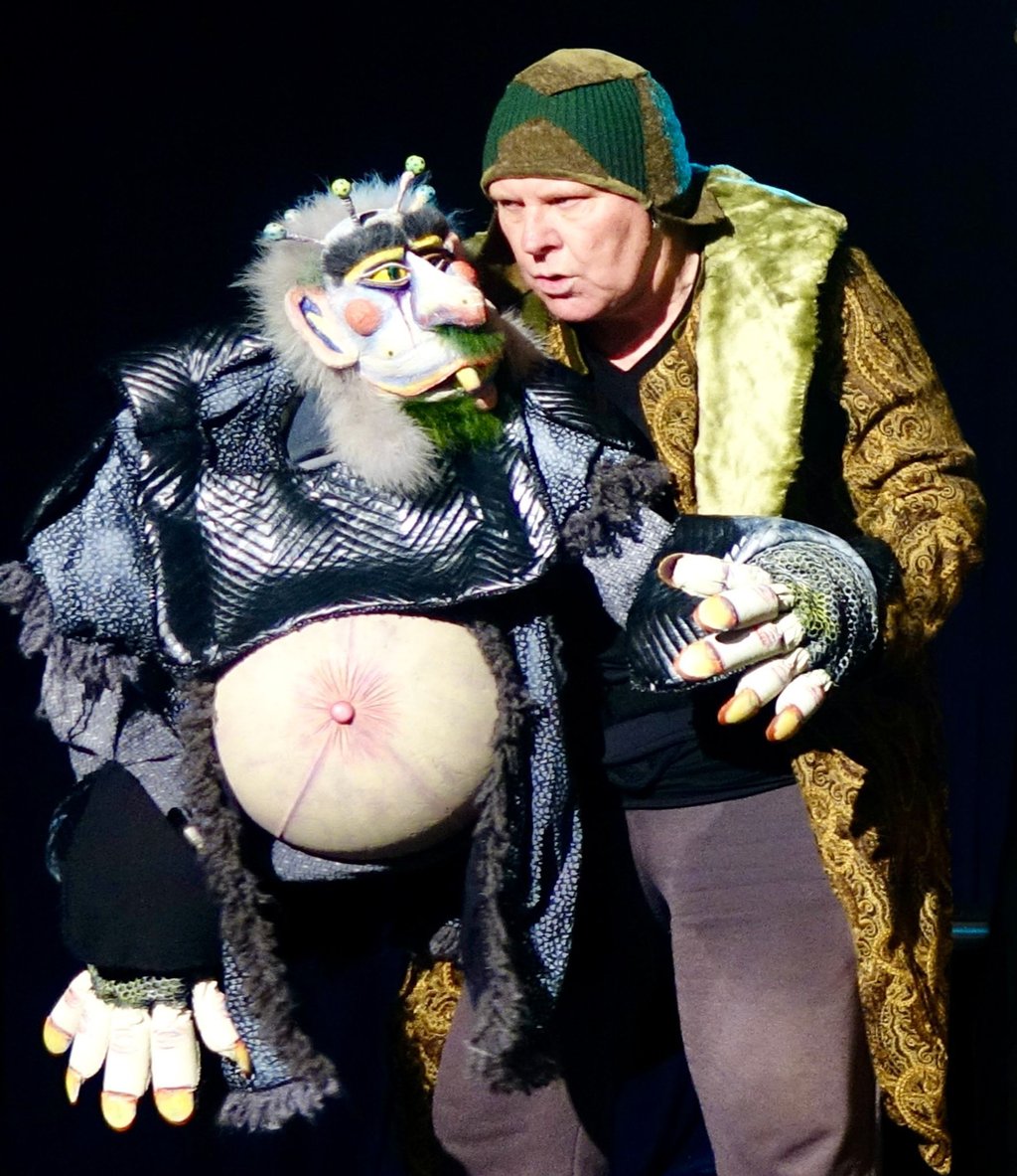 Neville Tranter und seine Puppe Pa Ubu.