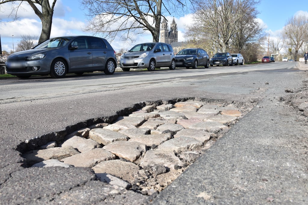 Ein Hingucker für Freunde historischer Straßenbeläge. Vor wenigen Tagen war dieses alte Pflaster am Kleinen Stadtmarsch in Magdeburg zu sehen. Die Schadstelle ist inzwischen geflickt.