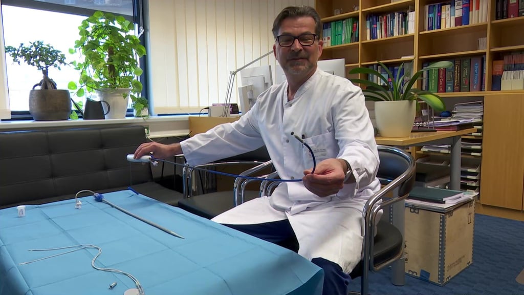 Kardiologe Konstantin Heinroth zeigt den Micra-Herzschrittmacher. Die Haken verankern das Hightech-Gerät direkt im Herz.