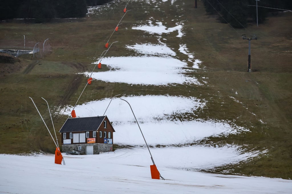 Nur noch Schneereste liegen auf dem Skihang am Fichtelberg. Der Skicross-Weltcup muss deshalb ausfallen.