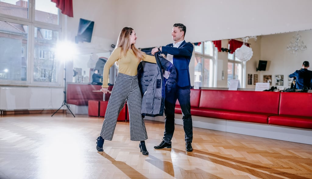 Marcus Eichelmann hilft seiner Frau Sofia Herman gern in die Jacke.