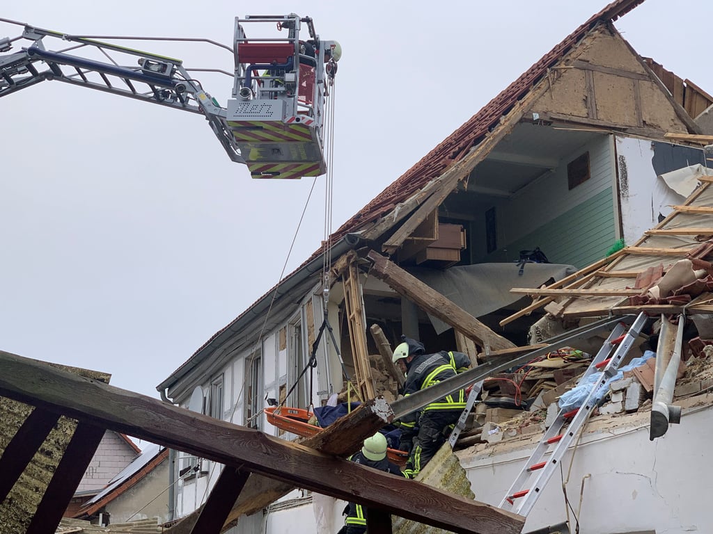 Rettungseinsatz der Feuerwehr nach der Propangasexplosion am 3. März in Klein Quenstedt (Harzkreis).