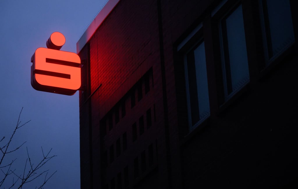 Das Logo der Sparkasse leuchtet an einer Filiale.