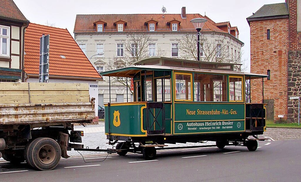 Mit Abschleppstange am Lkw verbunden, wird die Pferdebahn durch Stendal gezogen und für die Saison vorbereitet.