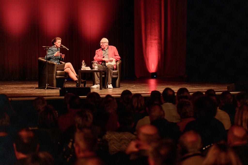 Sahra Wagenknecht im Alten Theater in Magdeburg mit Moderator Jürgen Rummel.