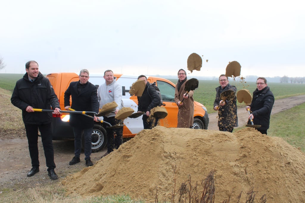 Für den ersten Spatenstich hatte das beauftragte Bauunternehmen Matthäi ordentlich Sand angefahren und nagelneue Spaten angeschafft. Vertreter von Bund, Land und Gemeinden nahmen mit Initiator Martin Arnold (3. v. l.) ein paar Schippen Sand zum symbolischen Baustart auf.
