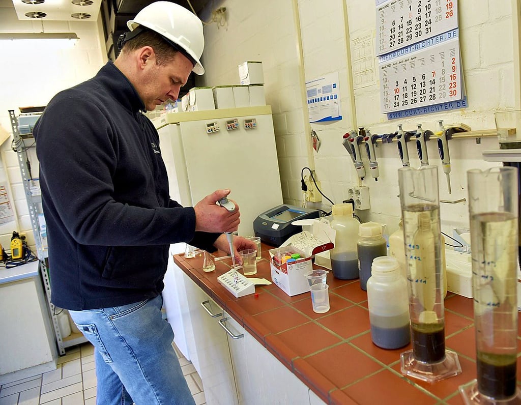 Matthias Schierhorn prüft hier im Labor Abwasserproben auf ihre Inhaltsstoffe.