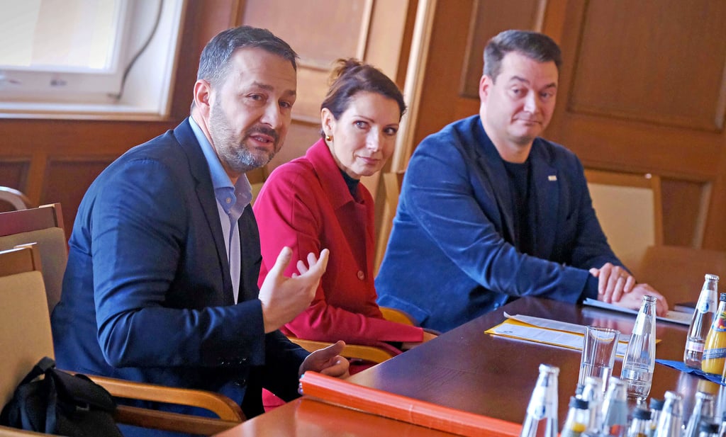 Bitterfeld-Wolfen kooperiert mit der Deutschen Glasfaser. Christof Martin Milek(l.) informierte Heike Krauel und Wirtschaftsförderer Steve Bruder.