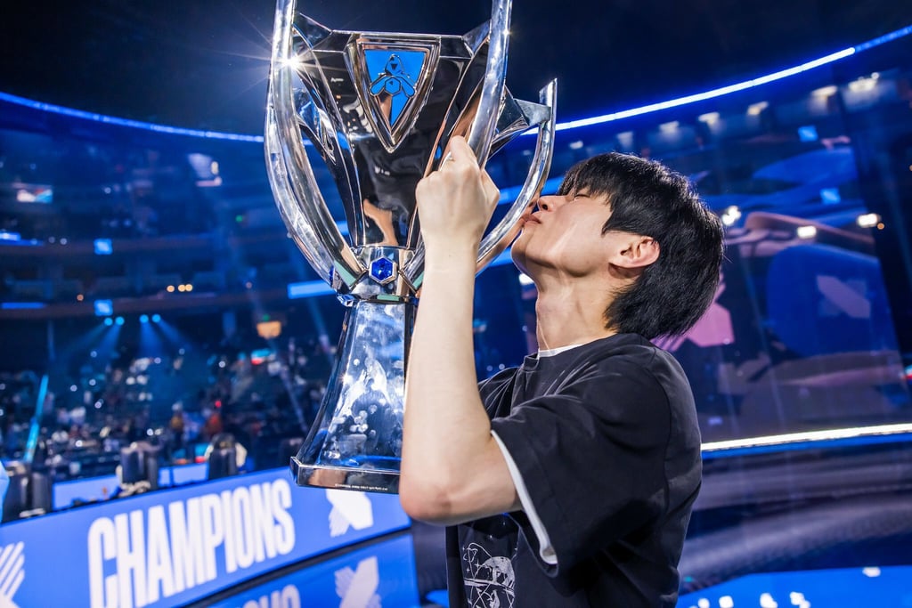 Nach Jahren harter Arbeit konnte Deft als Weltmeister bei der LoL-WM den Pokal in die Höhe halten.