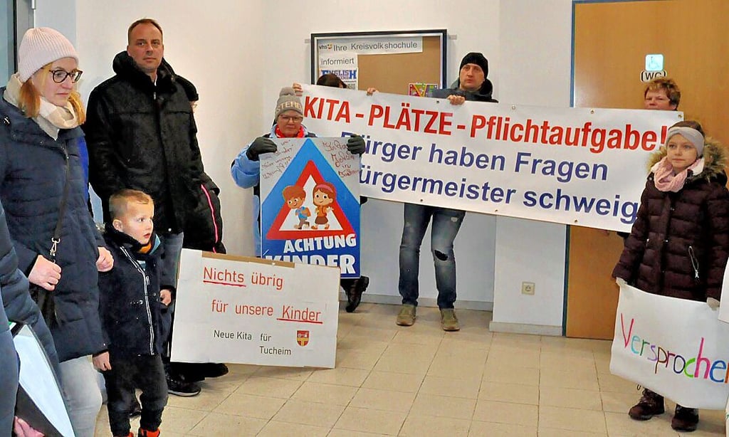 Mit Protestplakaten forderten die Tucheimer vor der Stadtratssitzung im Dezember Informtionen zum Sachstand beim Kita-Neubau.