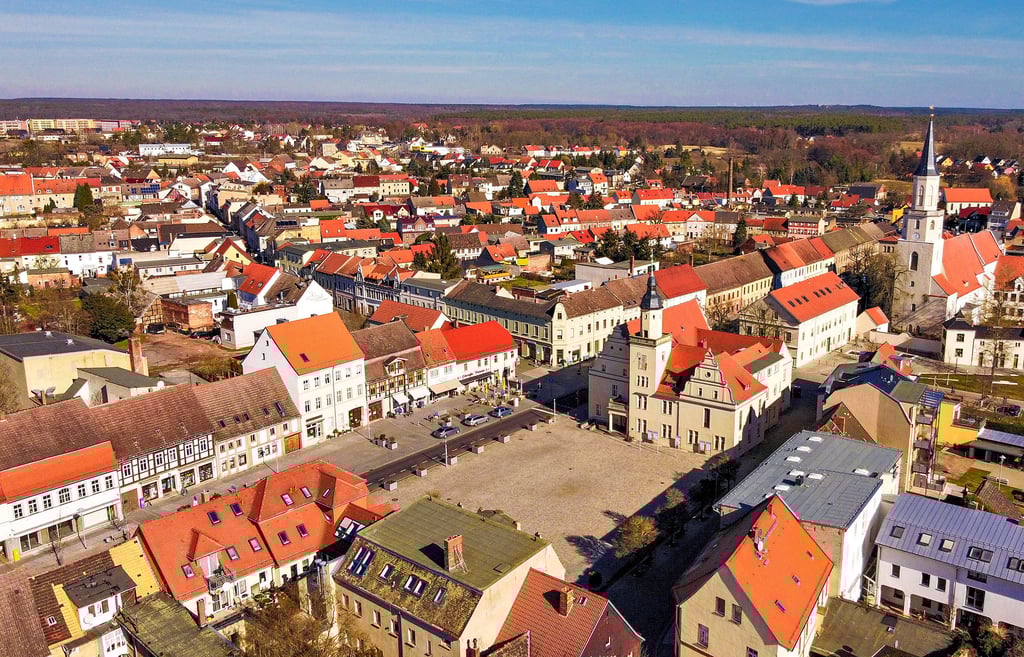 In Coswig führt der gesamte Bundesstraßenverkehr direkt durch das Zentrum. Selbst Marktplatz und Rathaus werden unmittelbar passiert.