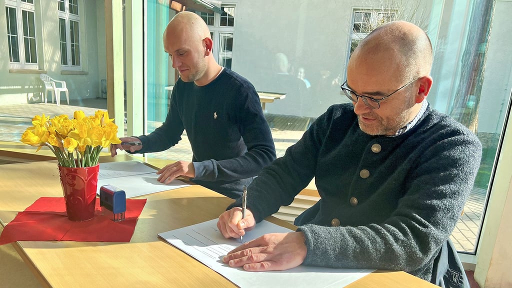 Seeland-Schulleiter Tim Hase und René Strutzberg, Geschäftsführer im Schloss Hoym, setzen ihre Unterschriften unter den Vertrag.