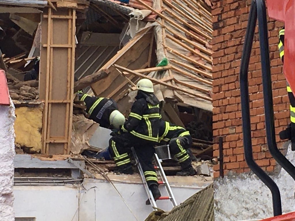 Explosion in Halberstadt: Die Einsatzkräfte konnten die Frau aus den Trümmern retten.