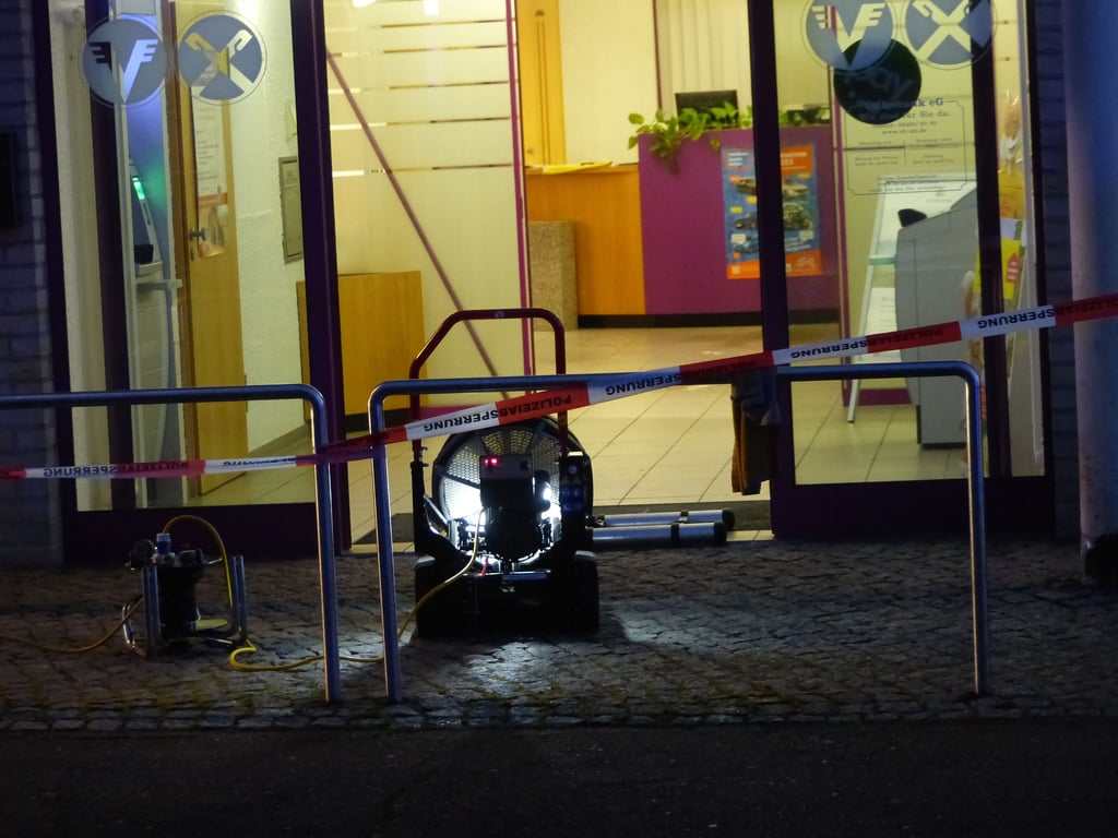 Mit einem Elektrolüfter reinigte die Feuerwehr nach dem Überfall die mit Gas kontaminierte Volksbank-Filiale in Sandersdorf.